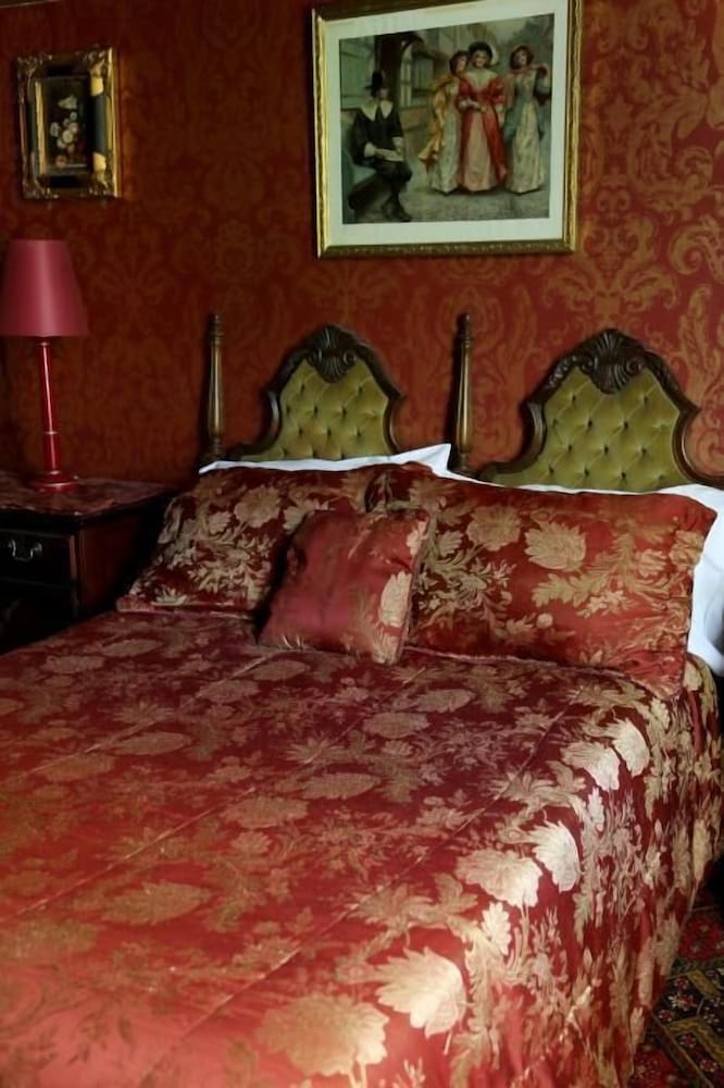 Standard Suite, 1 Bedroom, Non Smoking, Shared Bathroom (Room 6) photo 3