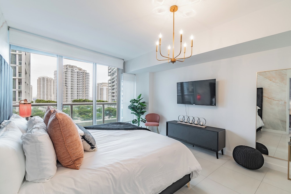 Luxury Condo, 1 Bedroom, City View photo 3