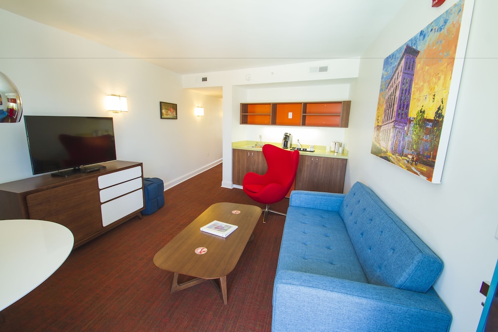 Deluxe Suite, 2 Double Beds, Pool View