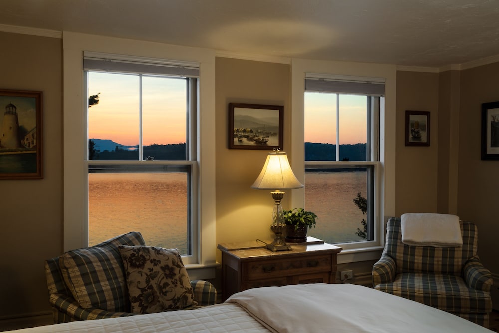 Room (Lake Winnisquam) photo 1