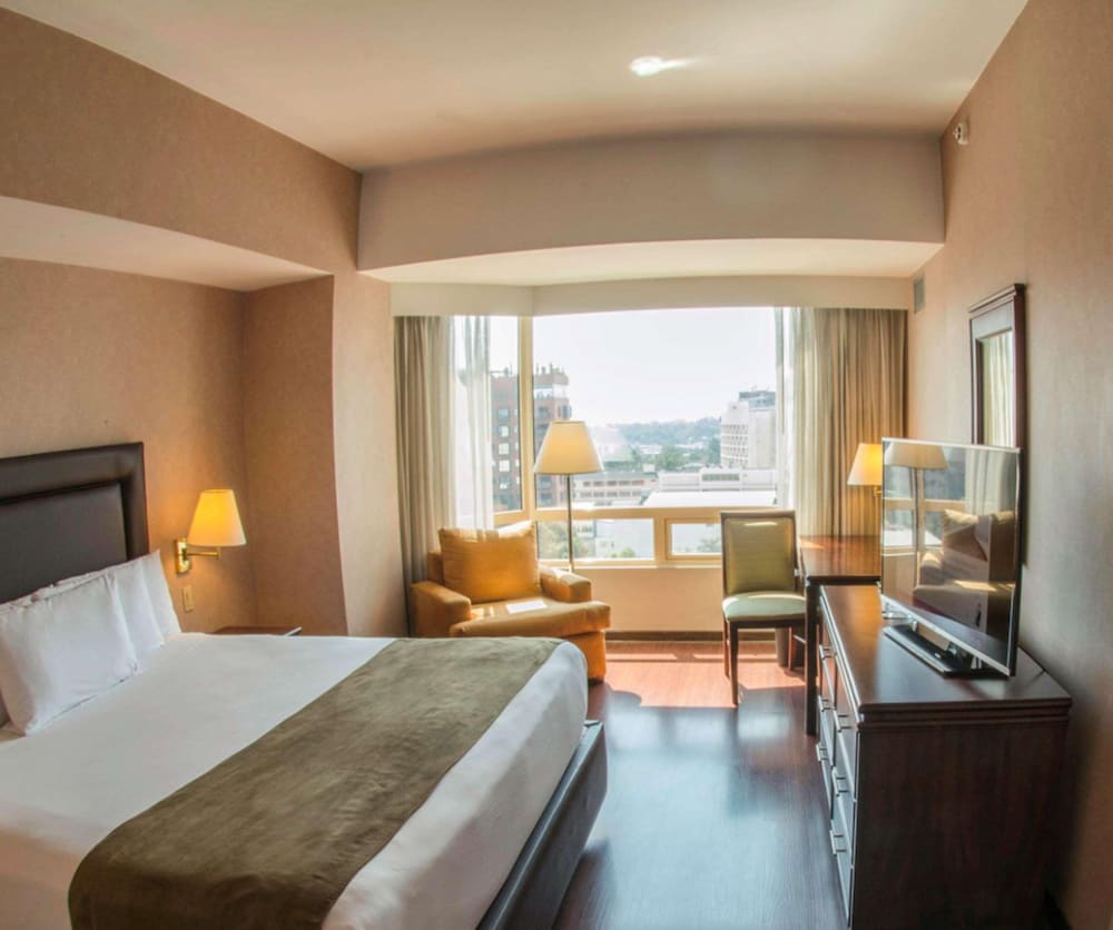 Suite, 1 King Bed, Non Smoking (VIP Floor) - Photo 7