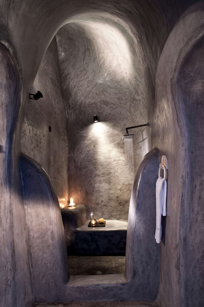 Deluxe Suite with Indoor Hot tub - Photo 10