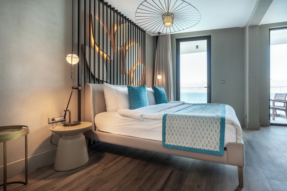 Cave Deluxe Suite