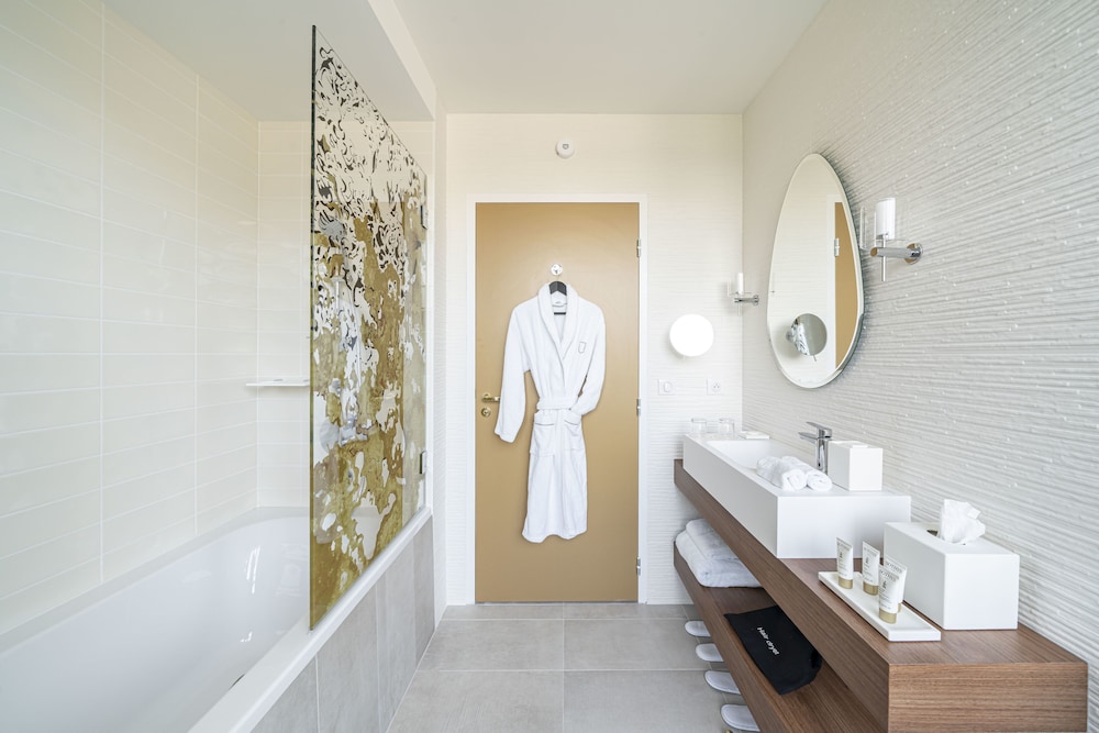 Junior Suite, 1 King Bed, Balcony (Cathedral View) - Photo 6