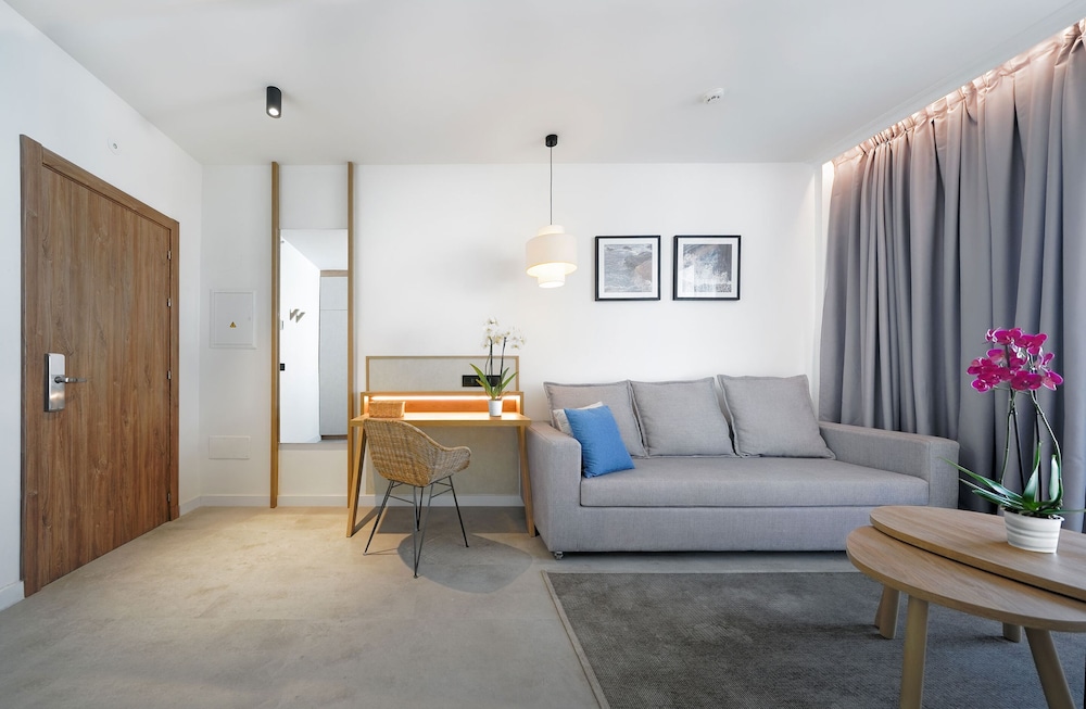 Family Room, Pool View (2 adults and 1 child, Family area)