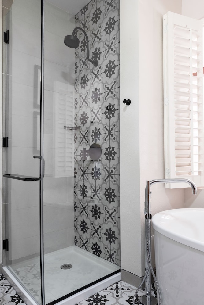 Room, 1 King Bed, Fireplace (Soaking Tub) - Photo 5