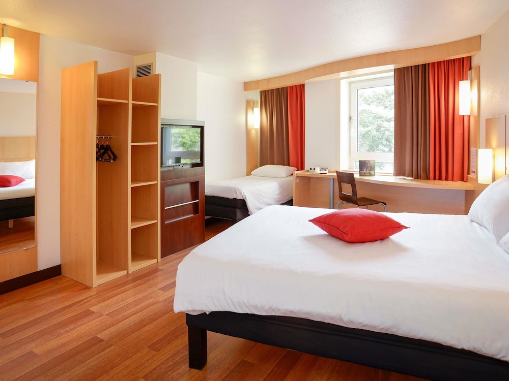 Accessible room with a double bed and a single bed - Photo 2