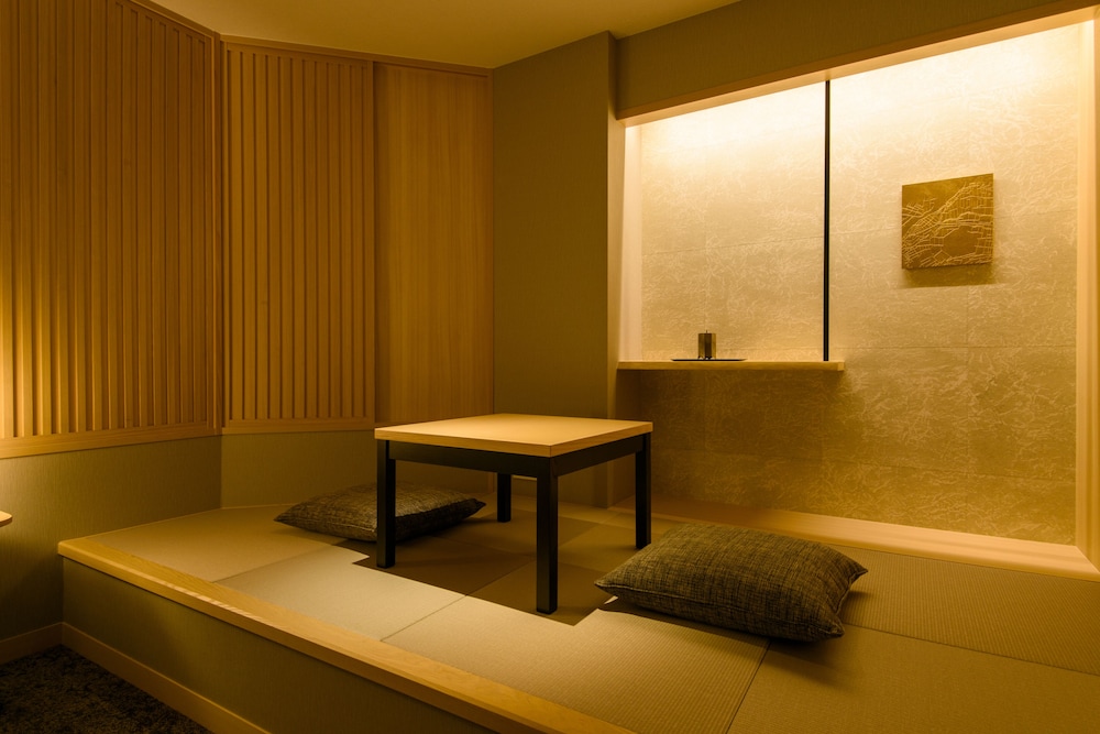 Premier Twin Room(1 futon added for 4 people)Exclusive Club Lounge Access (46sqm, Bed width 120cm)