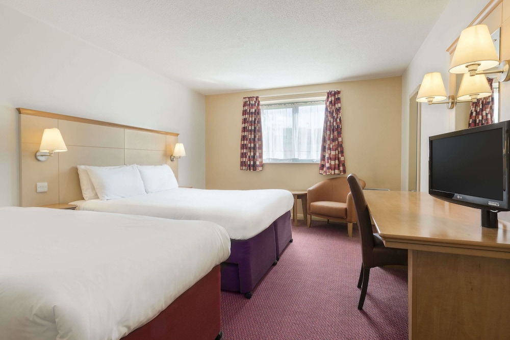 Room, Multiple Beds, Non Smoking - Photo 4