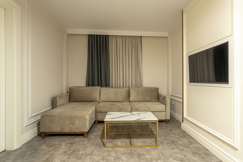 Suite, 1 King Bed, Jetted Tub, Sea View (Living Room;with Single Sofabed) thumbnail 5