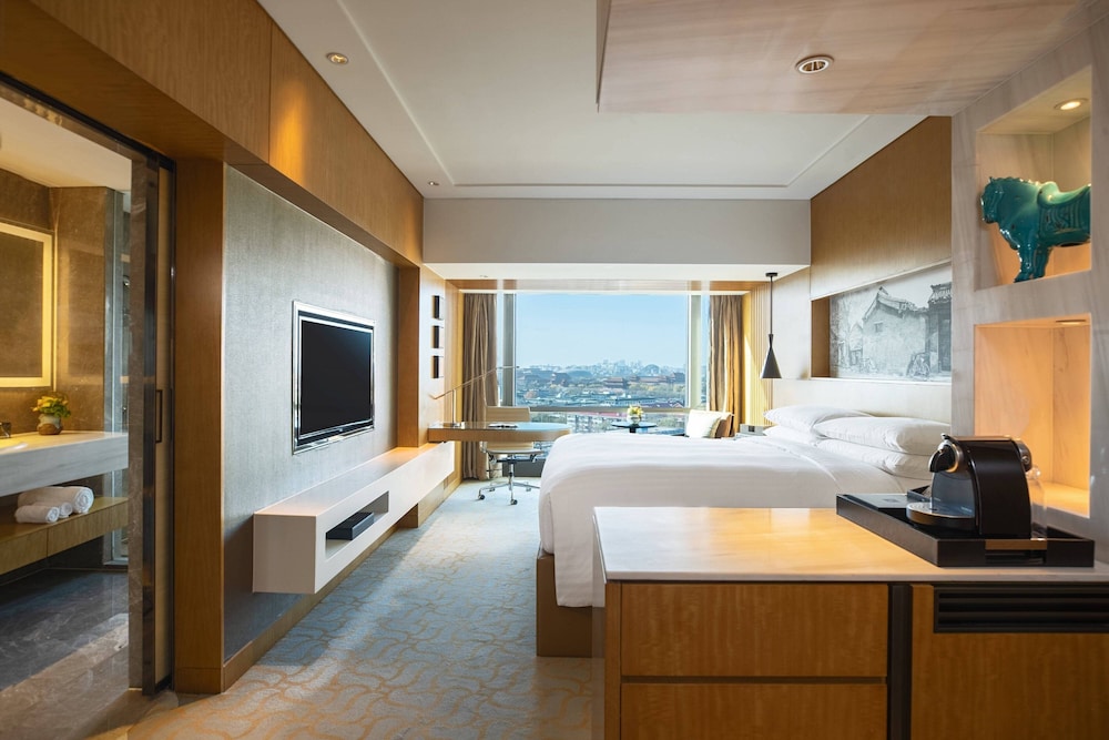 Club Room, 1 King Bed, City View - Photo 6