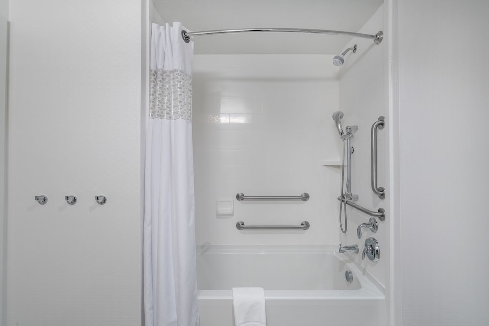 Room, 2 Queen Beds, Accessible, Bathtub photo 3