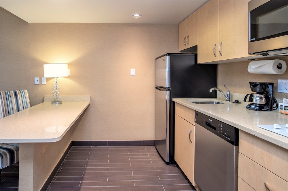 One Bedroom King Suite thumbnail 5