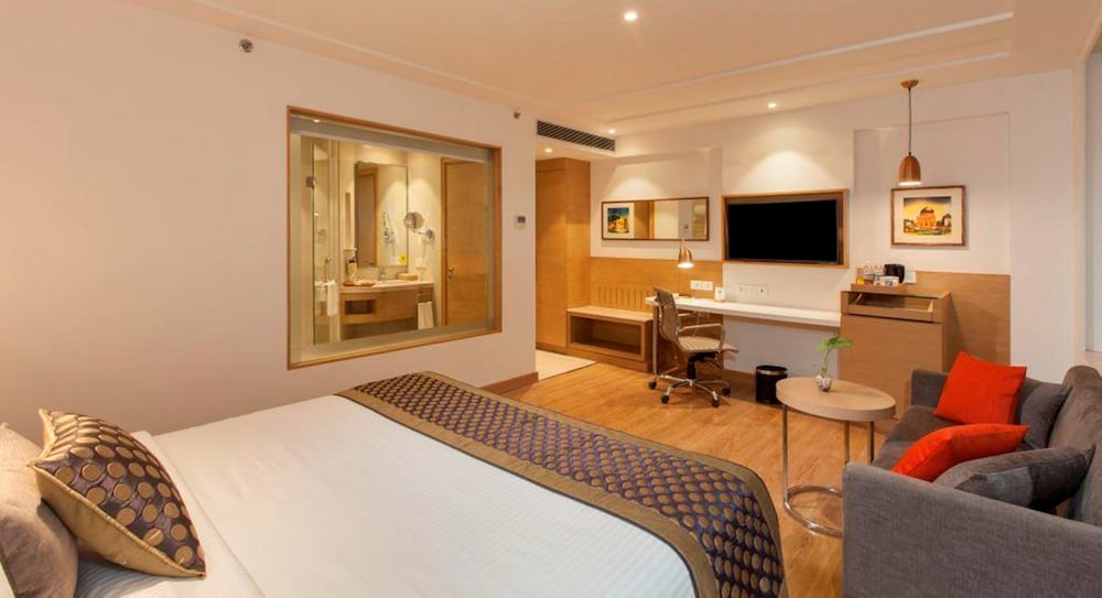 Deluxe Room, 1 King Bed photo 2