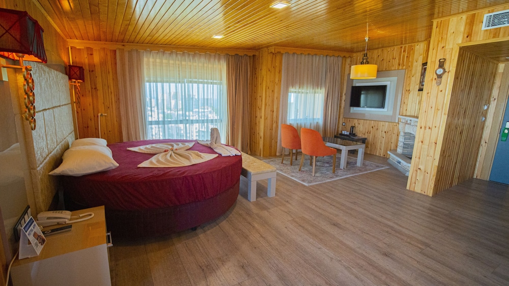 Royal Room, 1 King Bed, Smoking, Sea View
