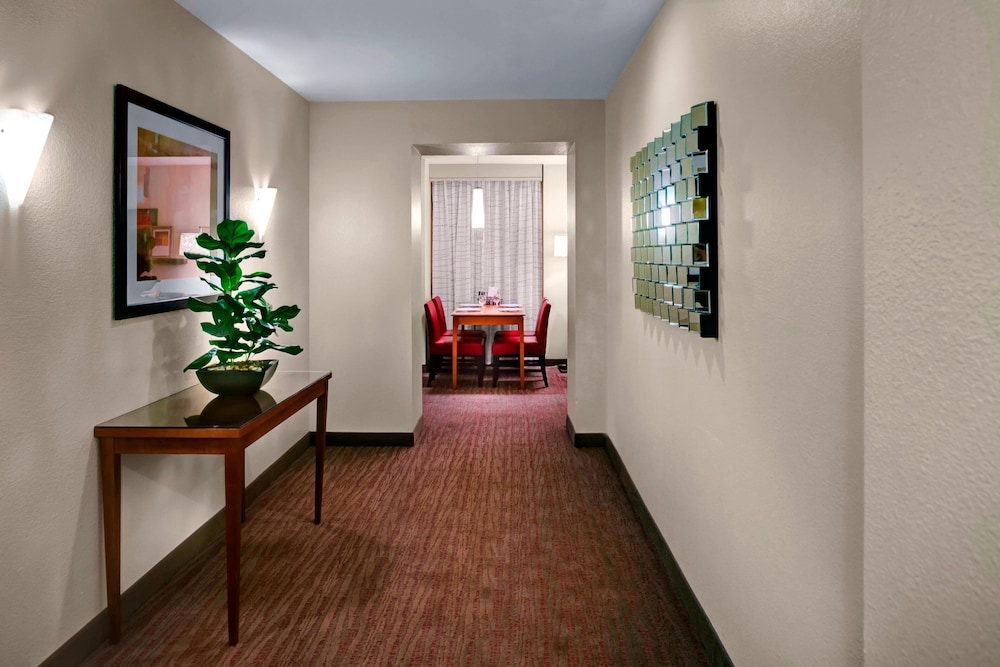 Suite, 2 Bedrooms - Photo 1