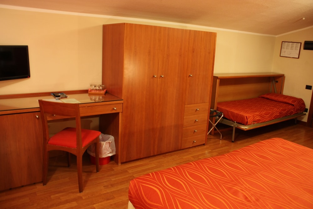 Economy Triple Room (Penthouse) - Photo 3