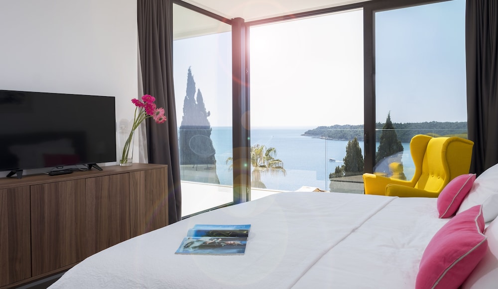 Elite Three Bedroom Apartment with spectacular Sea View and Balcony