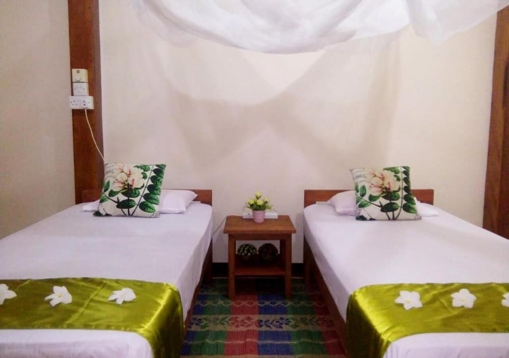 Economy Twin Room - Photo 3