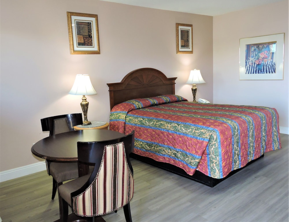 Basic Room, 1 Queen Bed, Smoking