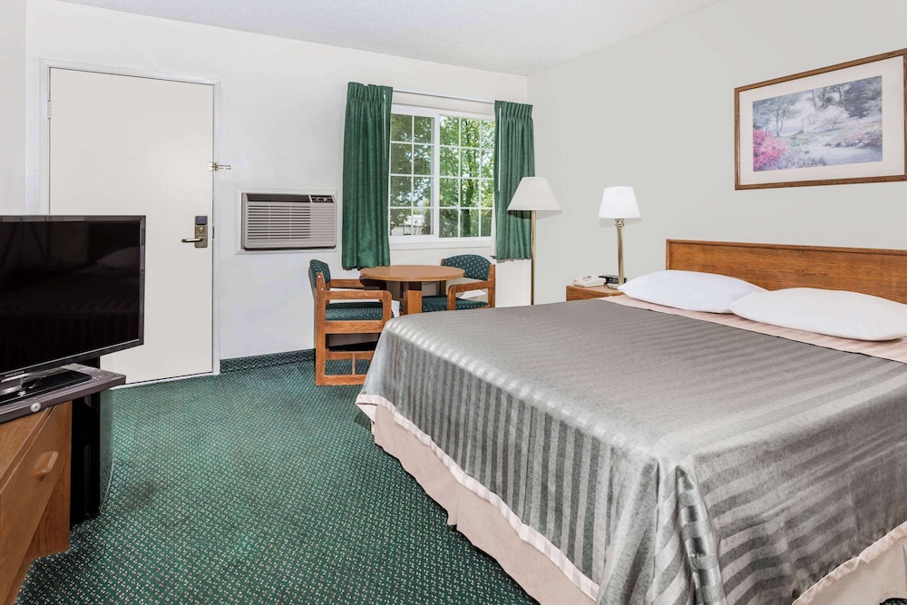 Standard Room, 1 Queen Bed - Photo 4