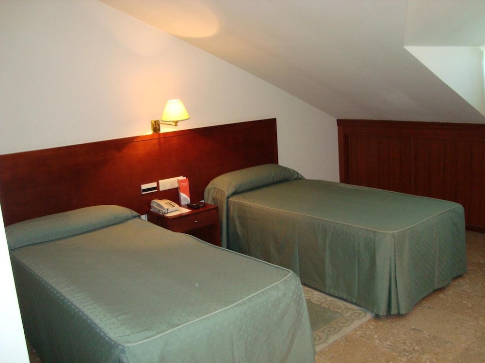 Double Room (Small Attic) photo 3
