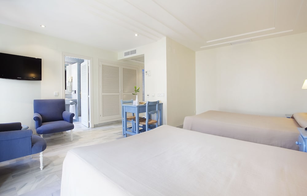 Superior Double Room (3 Adults) - Photo 3