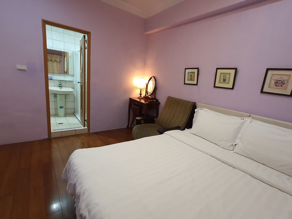 Classic Double Room, 1 Queen Bed, Courtyard Area photo 3