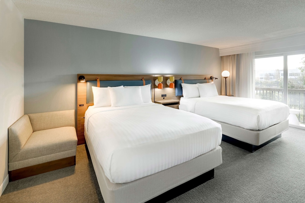 Deluxe Room, 2 Queen Beds (Water View) - Photo 4