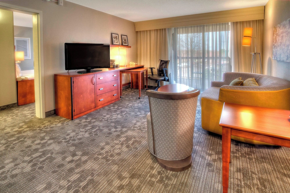 Suite, 1 Bedroom - Photo 2