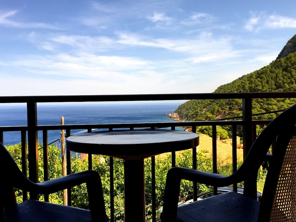 Double Room, Balcony, Partial Ocean View photo 2