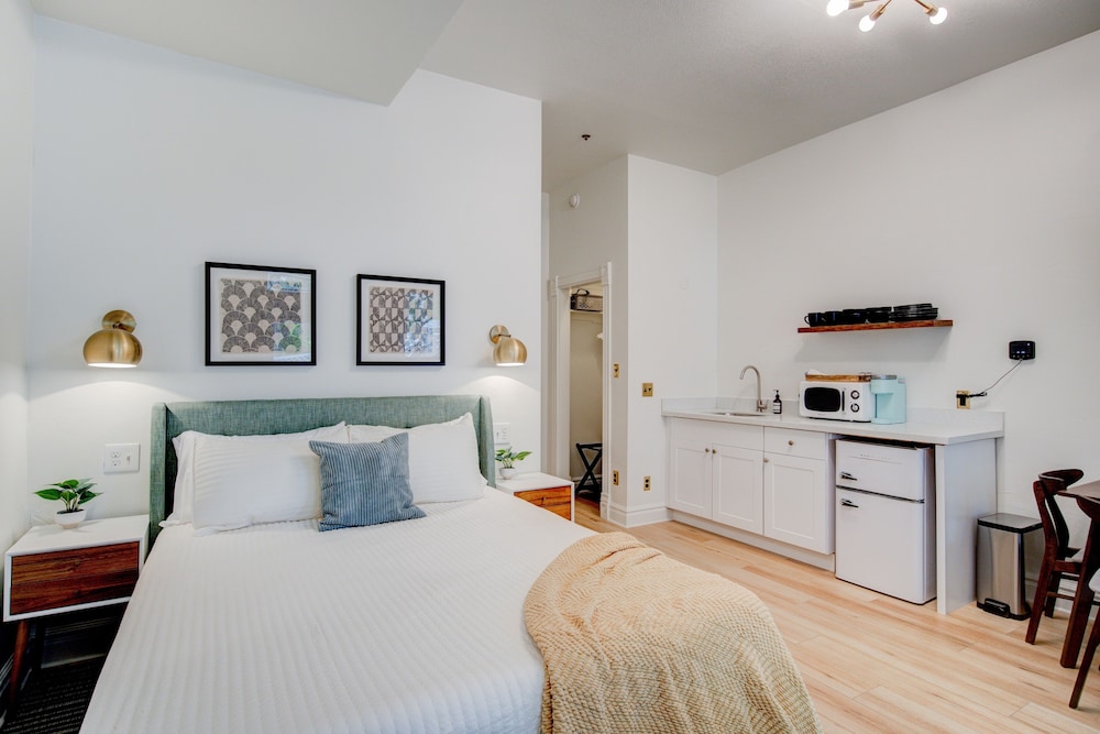 Deluxe Studio Suite, Courtyard View photo 3