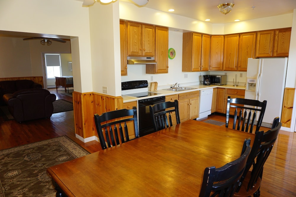 Apartment 2: 4 Bedroom, 3 Baths, Sleeps 8 photo 2