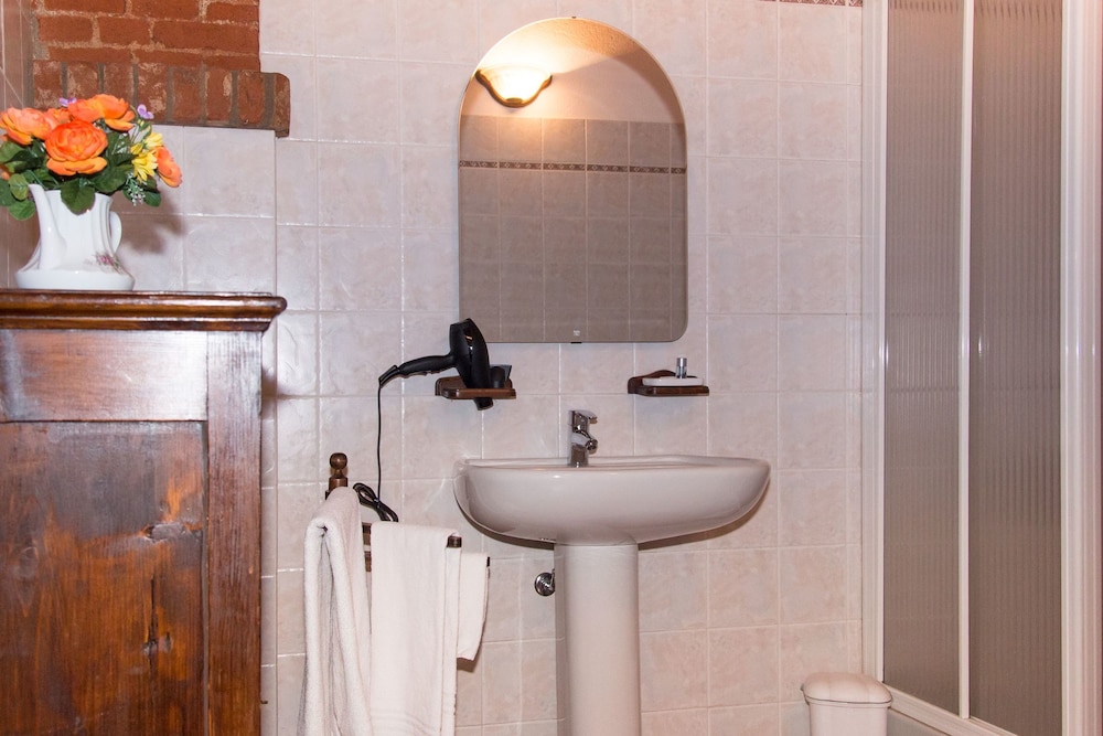 Double Room (Rosa)