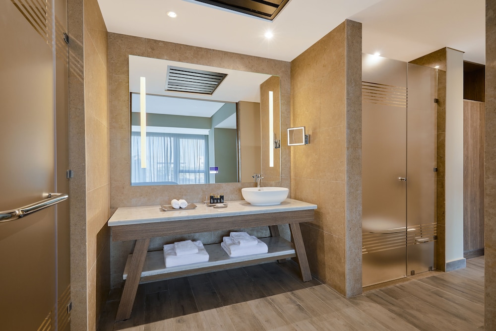 Executive Room, 1 King Bed thumbnail 5