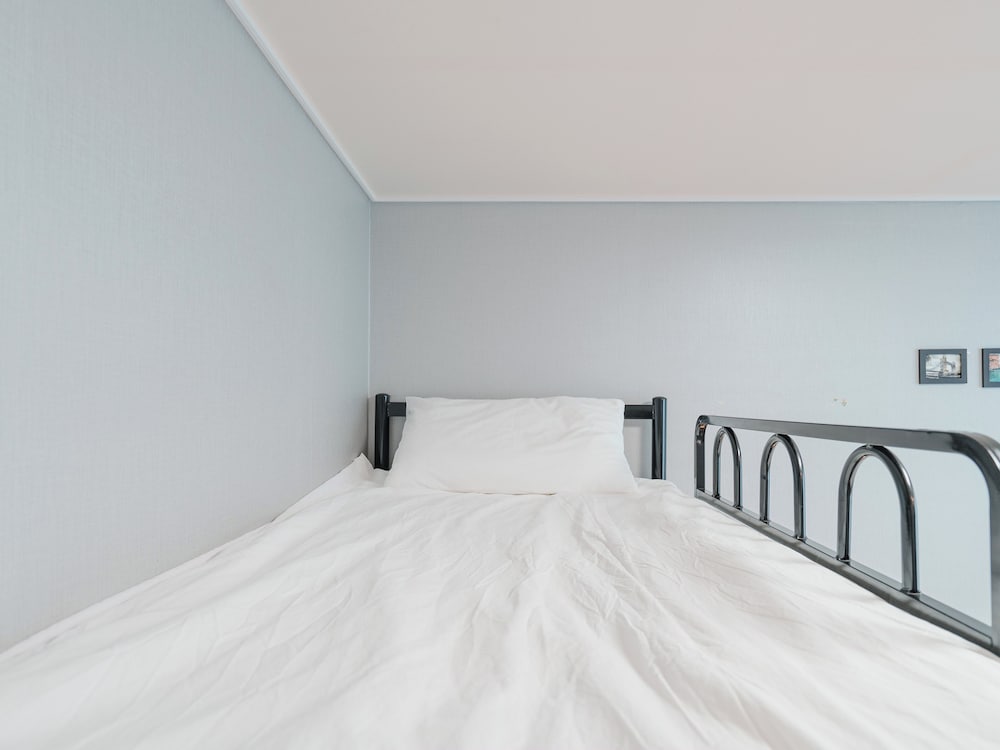 Family Room, Non Smoking, Private Bathroom (Breakfast not provided/Room Type Random Assignment) photo 3