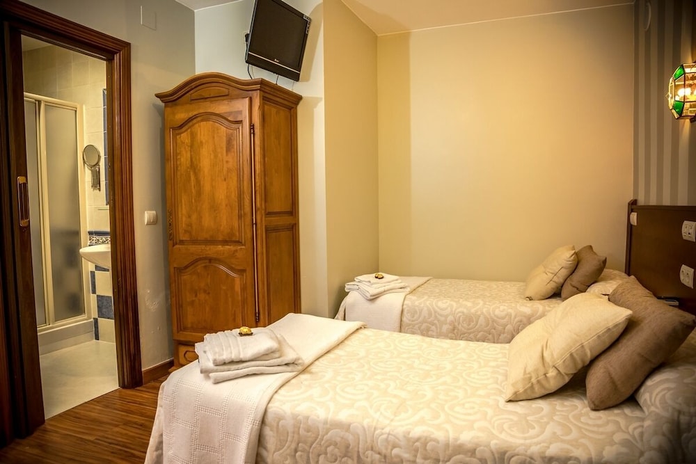 Twin Room - Photo 1