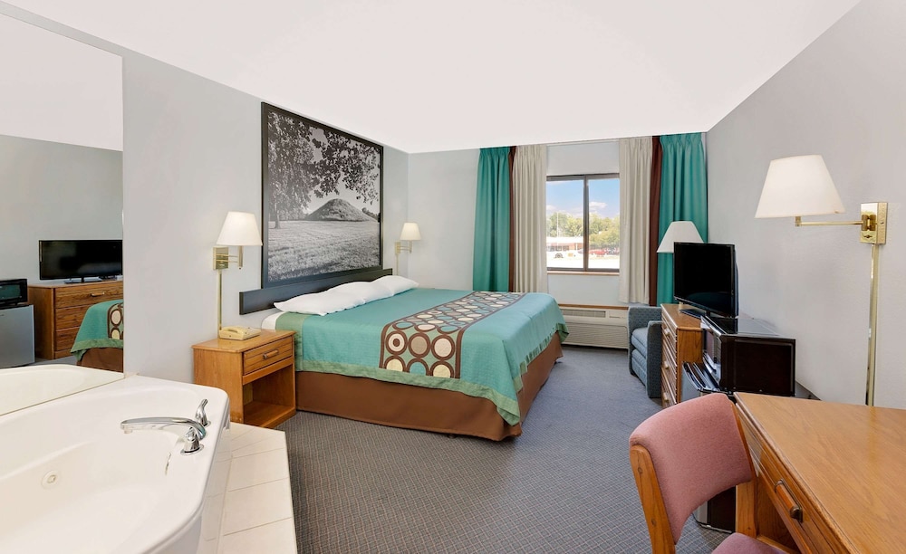 Suite, 1 King Bed, Hot Tub - Photo 3