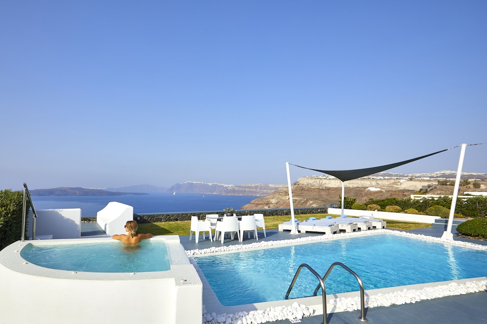 Serenity Villa with Caldera View, Heated Pool & Hot tub in Private Garden