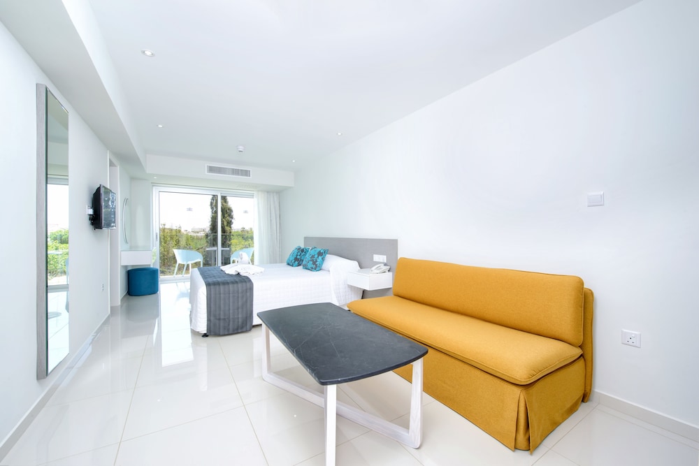 Family Room (Inland View)