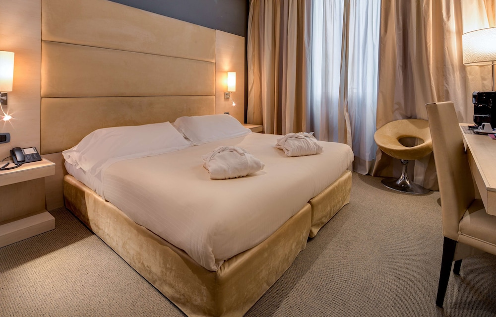 Junior Suite, 1 Queen Bed, Non Smoking (with Single Sofabed) photo 3
