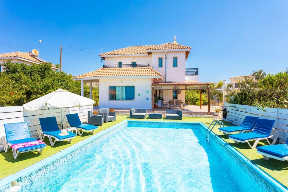 Villa photo 2