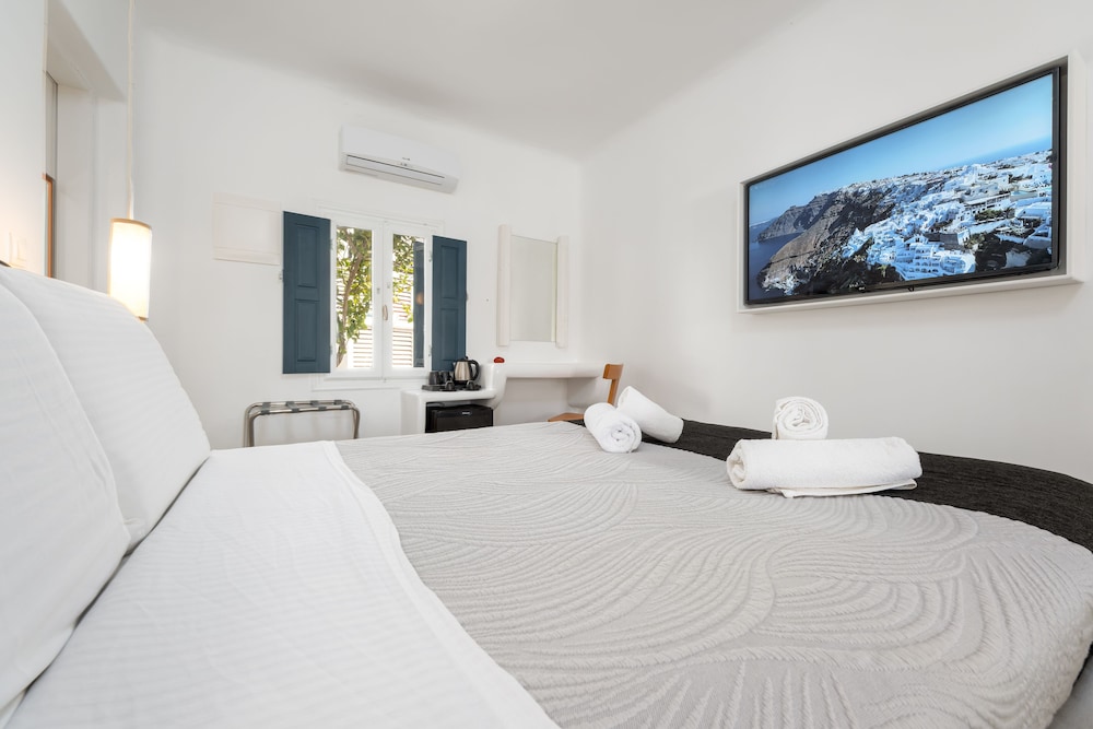 Deluxe Suite with Plunge Pool & Caldera View - Photo 11