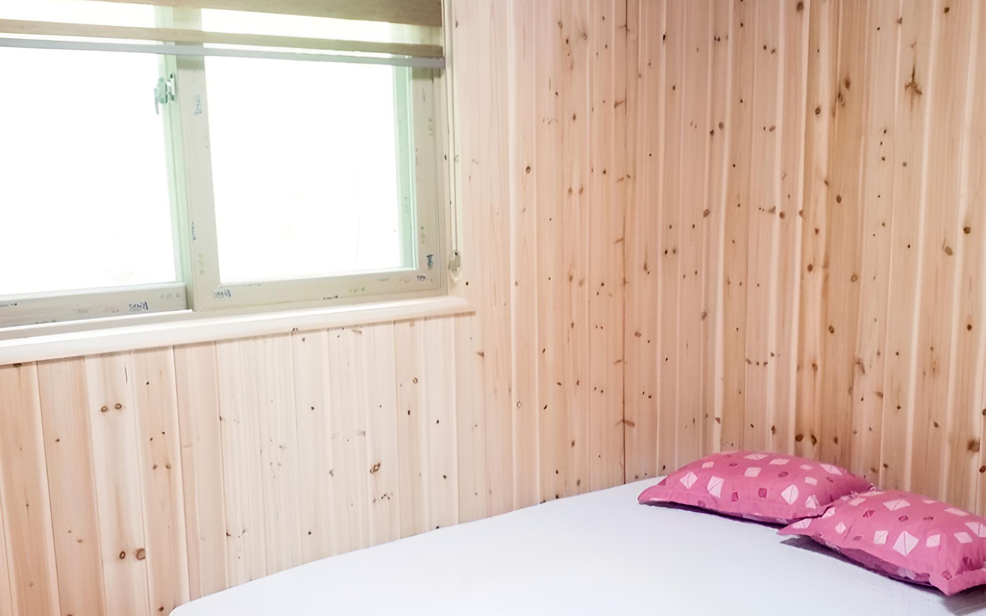 Room (Room 102) - Photo 9