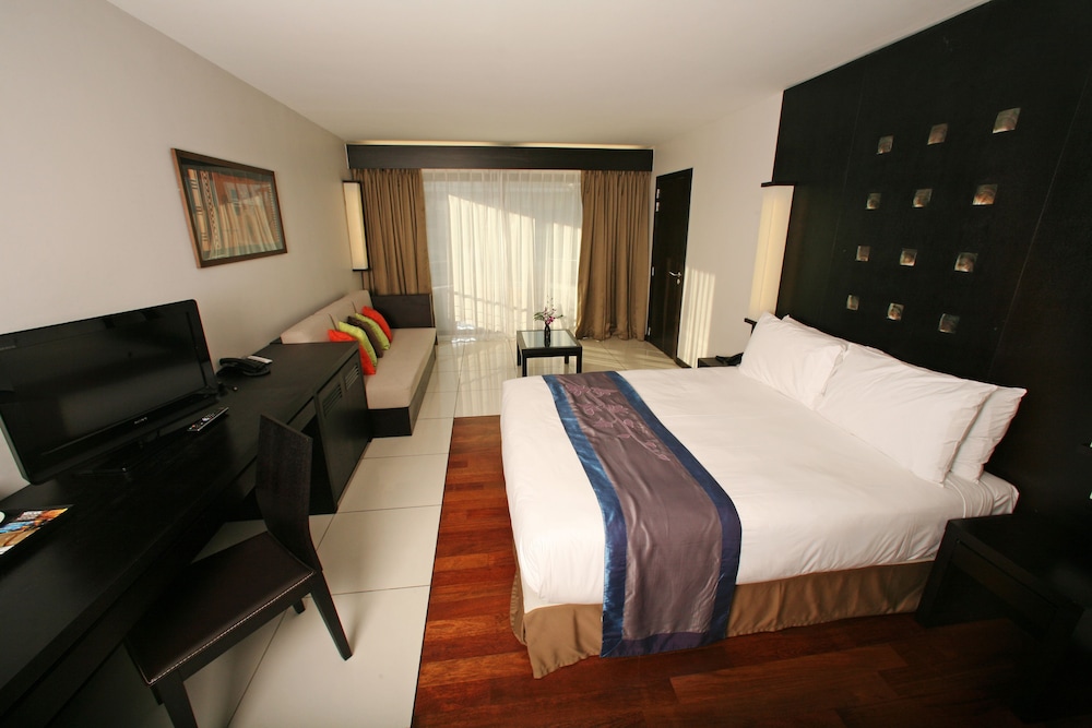 Double Room, Standard, Street Side photo 3