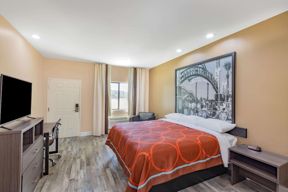 Room, 1 King Bed, Non Smoking (Efficiency) - Photo 2
