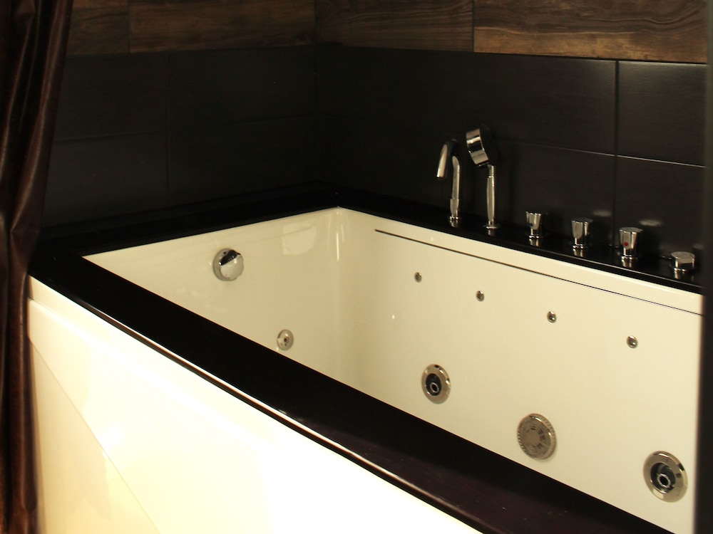 Royal Studio, Hot Tub, Garden View - Photo 10