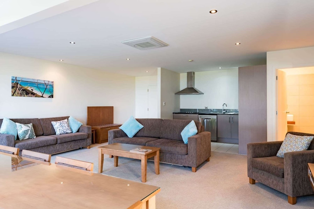 One Bedroom Pacific Suite - Photo 3