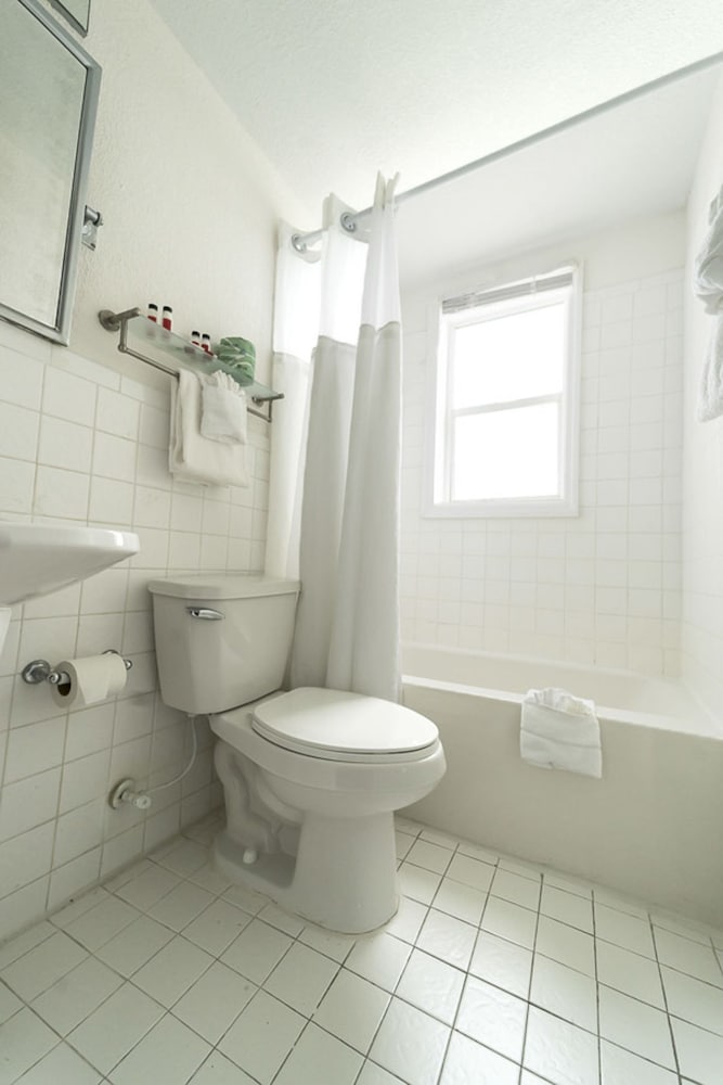 Deluxe Room, 1 King Bed, Balcony, Ocean View - Photo 4
