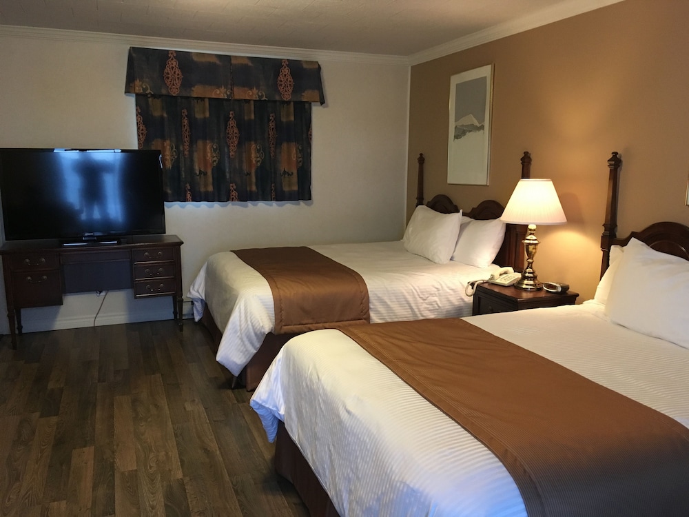 Standard Room, 2 Queen Beds, River View photo 3